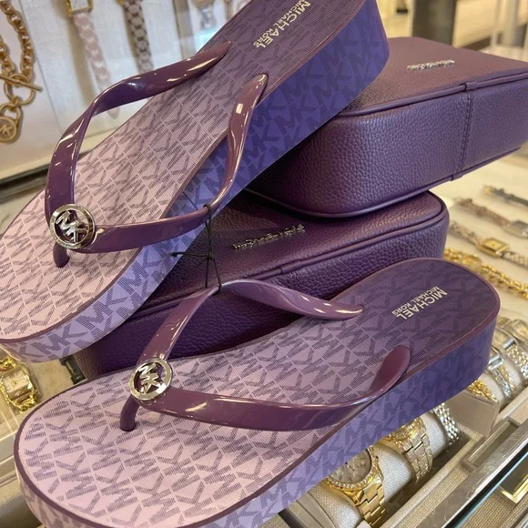 Michael Kors BEDFORD FLIP FLOP
PVC/OMBRE MK SIG
Platform Sandals 
Dark Purple - Picture 10 of 16